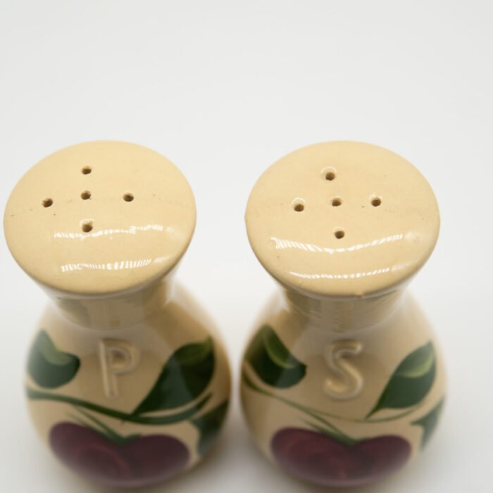 watt-pottery-apple-117-118-salt-pepper-3411 watt-pottery-apple-117-118-salt-pepper-3411